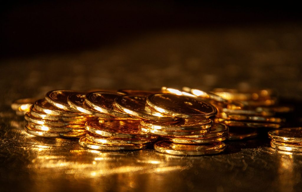 Ein Haufen glänzender Goldmünzen